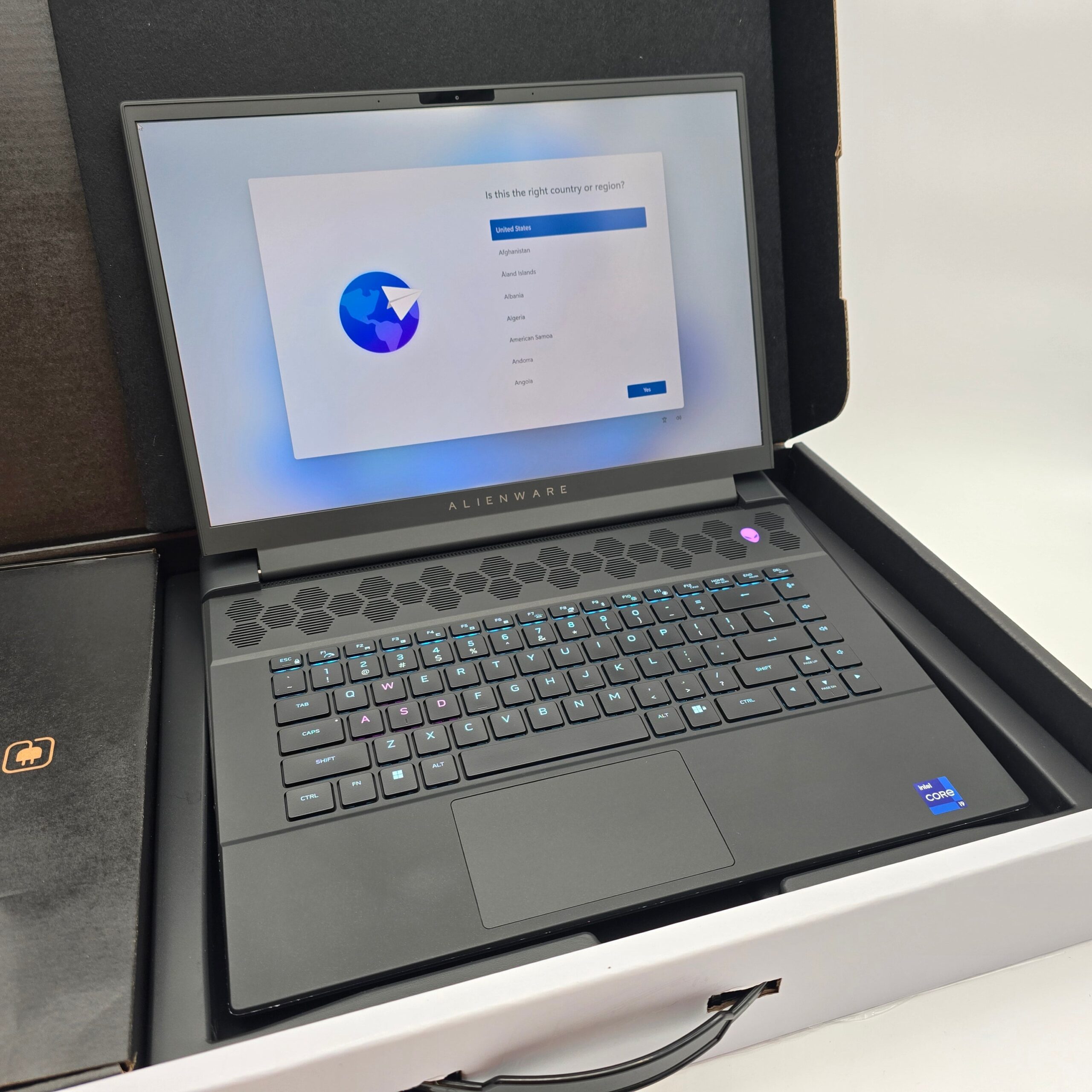 alienware-m16-4080-13900hx-gaming-laptop-intel-nvidia.jpg Alienware M16 Gaming Laptop, RTX 4080, Intel i9-13900HX, 32GB DDR5, 240Hz QHD+ Screen - Image 1