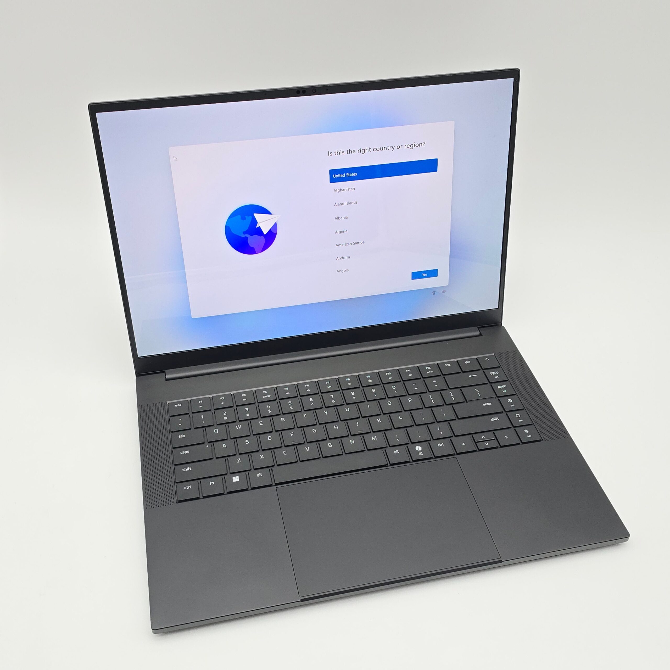 razer-blade-16-oled-2025-rtx-5060-ryzen-ai-9-365-16gb-ddr5-3tb-nvme-ssd-16-qhd_-240hz-oled-gaming-laptop_5.jpg Razer Blade 16 OLED, NVIDIA RTX 5060, AMD Ryzen AI 9 365, 16GB DDR5, 3TB NVME, QHD+ 240Hz, Gaming Laptop - Image 1
